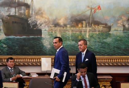 El presidente interino de Perú, José Jeri, en el centro, llega al Congreso para dirigirse a los legisladores en Lima