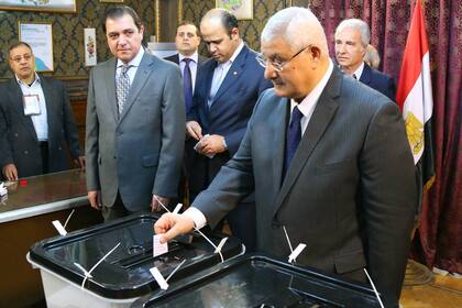 El presidente interino egipcio Adly Mansour vota hoy en las urnas