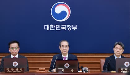 El presidente interino surcoreano Han Duck-soo, al centro, habla durante una reunión del gabinete el martes 8 de abril de 2025, en Seúl, Corea del Sur. (Hong Hae-in/Yonhap vía AP)