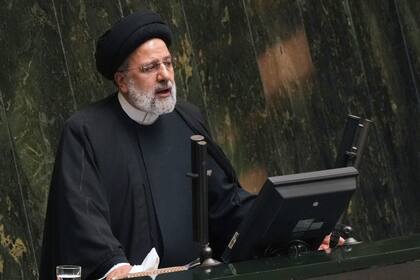 El presidente iraní Ebrahim Raisi habla a los legisladores en el parlamento en Teherán (Archivo)