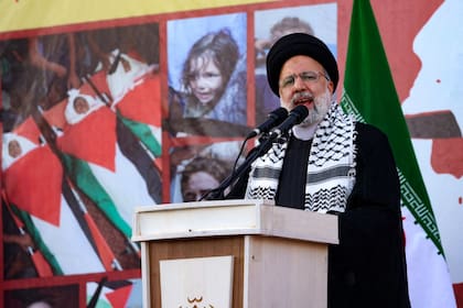 El presidente iraní, Ebrahim Raisi, se dirige a la multitud congregada en Teherán para protestar en apoyo de los palestinos de Gaza el 18 de octubre de 2023.