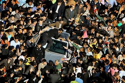 El ex presidente iraní, Mahmoud Ahmadinejad, rodeado de simpatizantes en una visita a la ciudad de Yasuj, al sur de Teherán