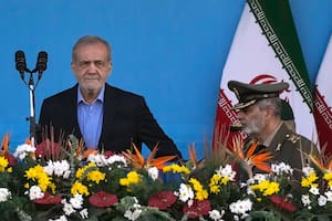 El presidente iraní Masoud Pezeshkian, izquierda, llega al podio, acompañado por el comandante del ejército, el general Abdolrahim Mousavi