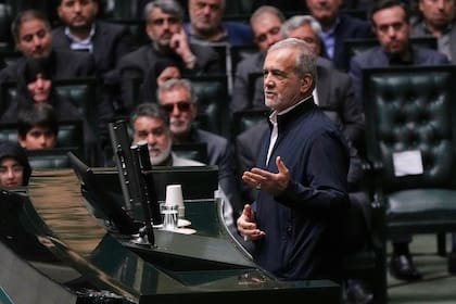 El presidente iraní Masud Pezeshkian en el Parlamento en Teherán