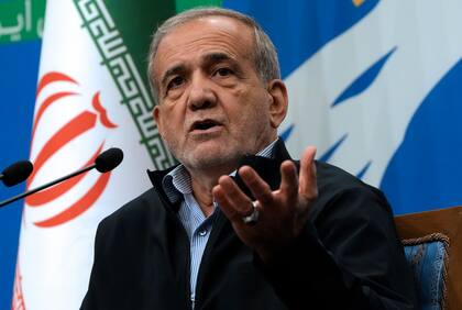 El presidente iraní Masud Pezeshkian habla durante su rueda de prensa en Teherán, Irán, el lunes 16 de septiembre de 2024.