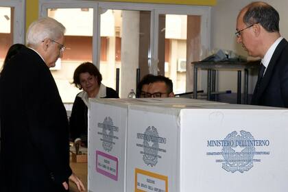 El presidente italiano, Sergio Mattarella, votó hoy en Palermo
