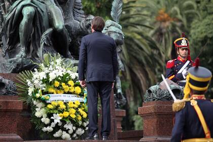 El presidente Jair Bolsonaro rinde honores en el monumento al General San Martín