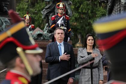 El presidente Jair Bolsonaro y su esposa Michelle, rinden honores en el monumento al General San Martín
