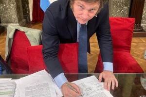 Todos esperan a ver las letras chicas