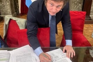 Todos esperan a ver las letras chicas