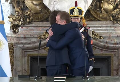 El Presidente Javier Milei abraza a Diego Santilli tras tomarle juramento como Ministro del Interior