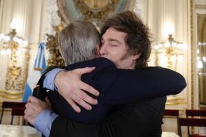 El presidente Javier Milei abrazado al ministro de Economía, Luis Caputo