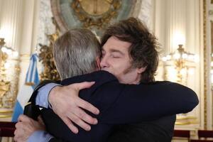 El presidente Javier Milei abrazado al ministro de Economía, Luis Caputo