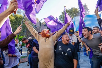 El presidente Javier Milei acompaña a Manuel Adorni en el barrio de Núñez durante una actividad proselitista previa a la elecciones porteñas para legislador.