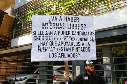 El presidente Javier Milei acompañó a Manuel Adorni, en Núñez, a actividad proselitista previa a la elecciones porteñas