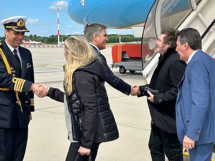 El presidente Javier Milei al llegar al aeropuerto de Hamburgo