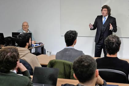 El presidente Javier Milei ante los alumnos de Macroeconomía Avanzada de la Maestría en Economía de la Universidad de San Andrés