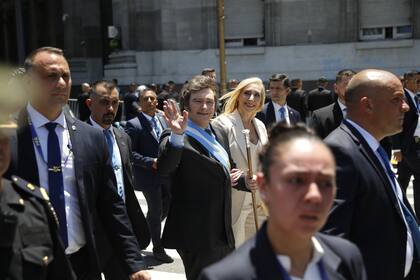 El presidente Javier Milei camina junto a su hermana Karina, llegando a la Casa Rosada