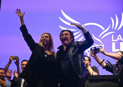 El presidente Javier Milei cierra su campaña electoral en Rosario, junto a su hermana Karina