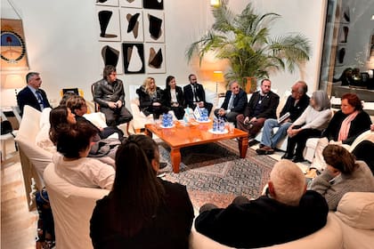 El presidente Javier Milei, con familiares de secuestrados por Hamas