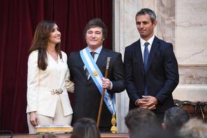 El presidente Javier Milei con la titular del Senado, su vice Victoria Villarruel, y de Diputados, Martín Menem