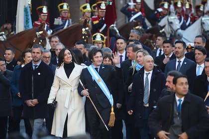 El presidente Javier Milei, con su gabinete y la vicepresidenta Victoria Villarruel, caminan rumbo a la Catedral