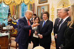 El presidente Javier Milei con su par estadounidense Donald Trump en la Oficina Oval de la Casa Blanca