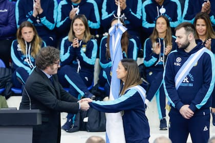 El presidente Javier Milei despidió a la delegación argentina y entregó la bandera a Rocío Sánchez Moccia y Luciano de Cecco, los abanderados argentinos para los Juegos Olímpicos de París 2024