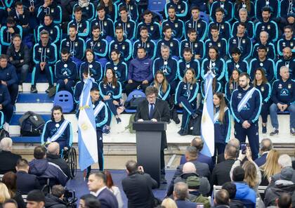 El presidente Javier Milei despidió a la delegación argentina de atletas que viajará a Paris 2024