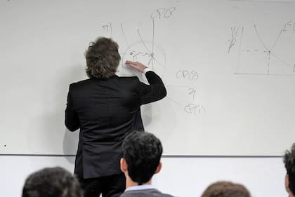 El presidente Javier Milei disertó esta mañana ante los alumnos de Macroeconomía Avanzada de la Maestría en Economía de la Universidad de San Andrés, lo acompañó Federico Sturzenegger