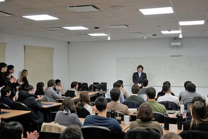 El presidente Javier Milei disertó esta mañana ante los alumnos de Macroeconomía Avanzada de la Maestría en Economía de la Universidad de San Andrés, lo acompañó Federico Sturzenegger
