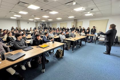 El presidente Javier Milei disertó este lunes ante los alumnos de Macroeconomía Avanzada de la Maestría en Economía de la Universidad de San Andrés