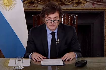 El presidente Javier Milei durante la cadena nacional dijo que el camino de su política es que, lejos de aumentar el gasto del Estado, esto sea devuelto a los argentinos a través de una baja de impuestos 
