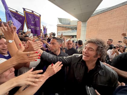 El presidente Javier Milei durante la recorrida de campaña en Córdoba
