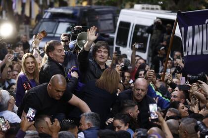 El presidente Javier Milei durante la recorrida en la localidad de 3 de Febrero
