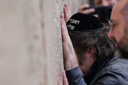 El presidente Javier Milei durante su visita al Muro de los Lamentos