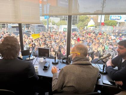 El presidente Javier Milei durante una entrevista radial en la Rural