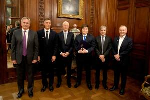 El presidente Javier Milei, el ministro de Economía, Luis Caputo y el secretario de Finanzas, Pablo Quirno se reunieron con los ejecutivos de JP Morgan Jamie Dimon, Facundo Gómez Minujín y Alfonso Aguirre