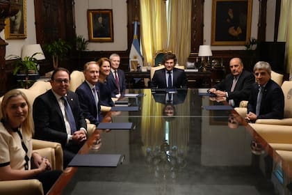El presidente Javier Milei en Casa Rosada con el presidente de Shell Argentina, Chile y Uruguay, Germán Burmeister; la Directora de Integrated Gas & Upstream de Shell, Zoe Yujnovich; el vicepresidente de Aguas Profundas de Shell, Richard Howe, y a la Gerente de Relaciones Corporativas y Gobierno de Shell Argentina, Chile y Uruguay, Verónica Staniscia