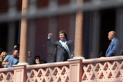 El presidente Javier Milei en el balcón de la Casa Rosada