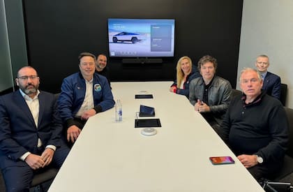 El presidente Javier Milei en el encuentro con Elon Musk en la planta Tesla de Texas