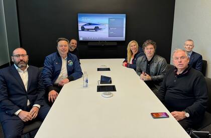 El presidente Javier Milei en el encuentro con Elon Musk en la planta Tesla de Texas