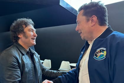 El presidente Javier Milei en el encuentro con Elon Musk en la planta Tesla de Texas; en el Gobierno apuestan a que sirva como imán para atraer inversores