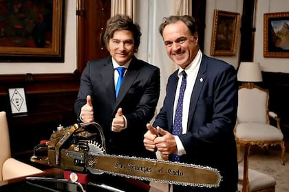 El presidente Javier Milei en la Casa Rosada junto al historiador británico Niall Ferguson