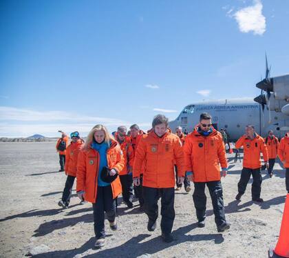 El presidente Javier Milei, en su llegada a la Base Marambio, en la Antartida, junto a su hermana Karina Milei y el ministro de Defensa, Luis Petri