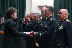El presidente Javier Milei entrega un sable a un oficial de las Fuerzas Armadas
