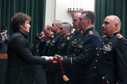 El presidente Javier Milei entrega un sable a un oficial de las Fuerzas Armadas