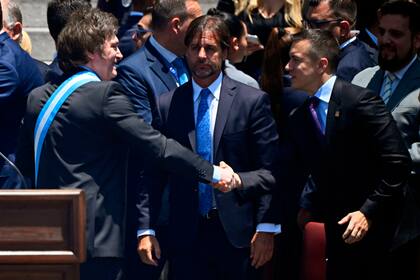El presidente Javier Milei estrecha la mano de su homólogo ecuatoriano Daniel Noboa durante su juramentación como presidente de la Argentina