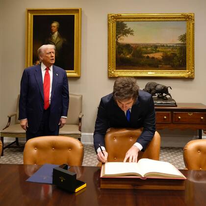 El presidente Javier Milei firmó el Libro de Visitas de Honor de la Casa Blanca de Estados Unidos, junto al Presidente Donald Trump.
