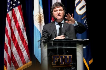 El presidente Javier Milei habla con estudiantes de la Universidad Internacional de Florida 